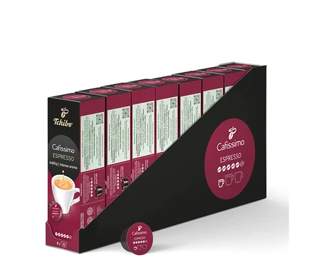 Fekete bemutatóállvány több Tchibo Cafissimo Espresso kávékapszula csomaggal és egyetlen kapszulával előtte.