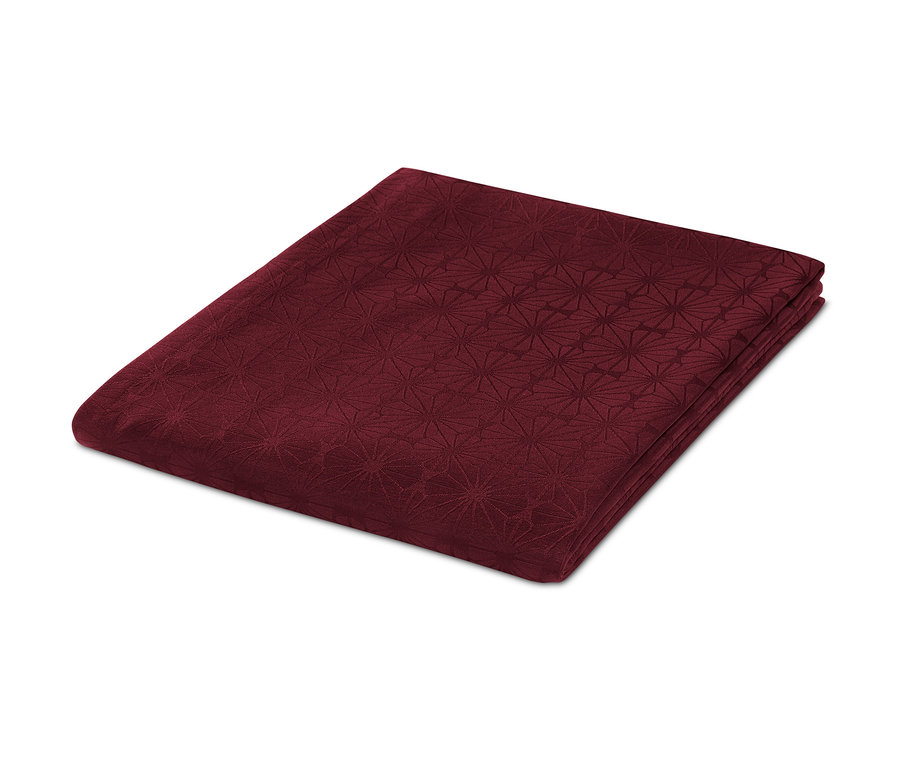 Egy bordó színű, jacquard asztalterítő, kb. 180 x 140 cm-es méretben, összehajtva, fehér háttérrel.