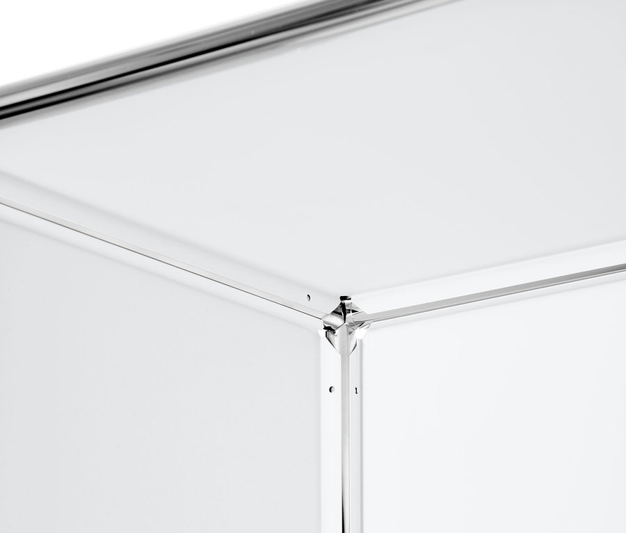 Egy magas fémpolc sarkának részlete áthelyezhető ajtóval.