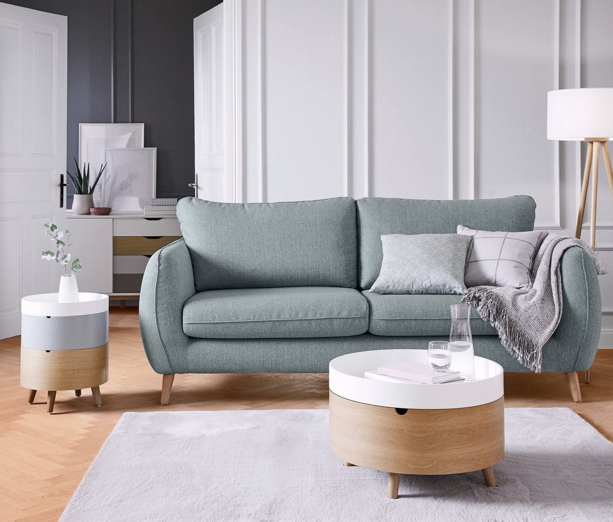 Nappali kanapéval, dohányzóasztallal és Állólámpával, háromlábú.