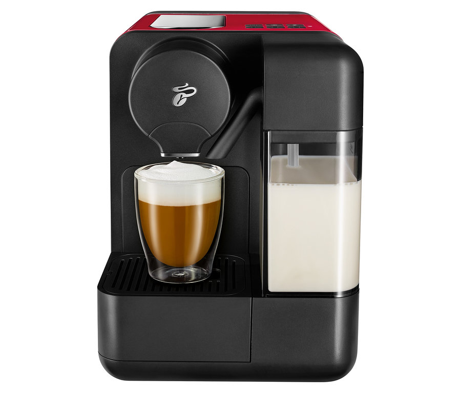 Fekete Cafissimo milk, piros, egy csésze cappuccinóval.