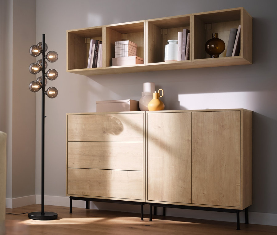 Nappali kanapéval, LED-es állólámpával, 9 üveggömbbel és »Flemming« tölgy dekor szekrénymodulokkal.