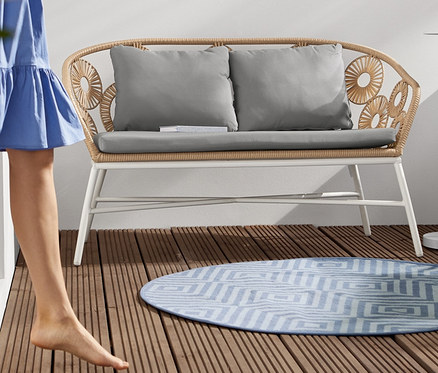 Kék ruhás nő poharat tart a kezében a teraszon, ahol kerti pad, polyrattan, virág mintás, Lounge szék, polyrattan, virág mintás és Kültéri LED-es állólámpa, asztallal, akkus található.