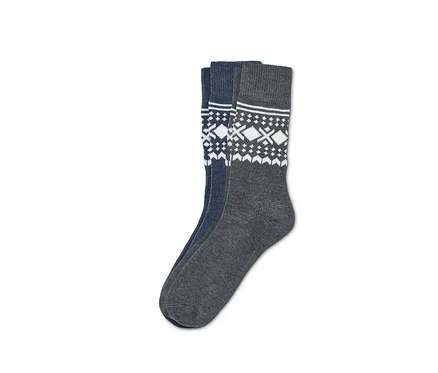 Két pár jacquard zokni. Az egyik pár kék, fehér mintával, a másik szürke, fehér mintával.