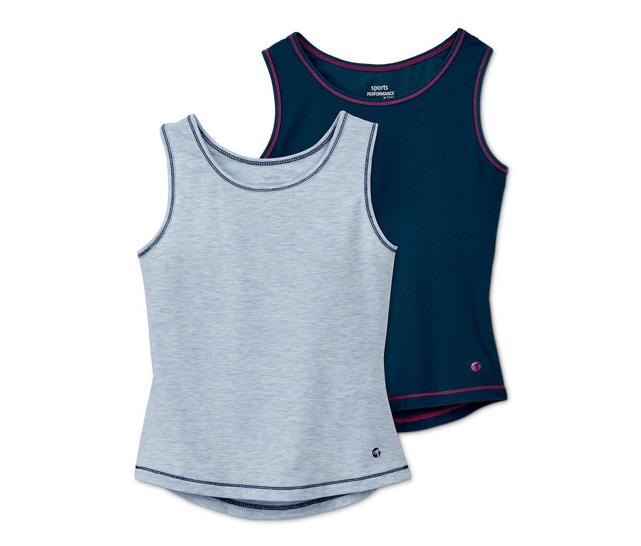 Két lány sporttop szettben: egy világoskék és egy sötétkék.