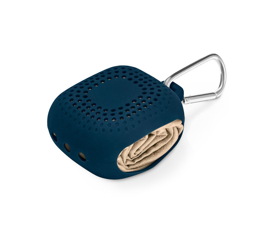 Kék tok karabinerrel, benne egy összehajtogatott mikroszálas törölköző, tasakkal, 40x40cm.