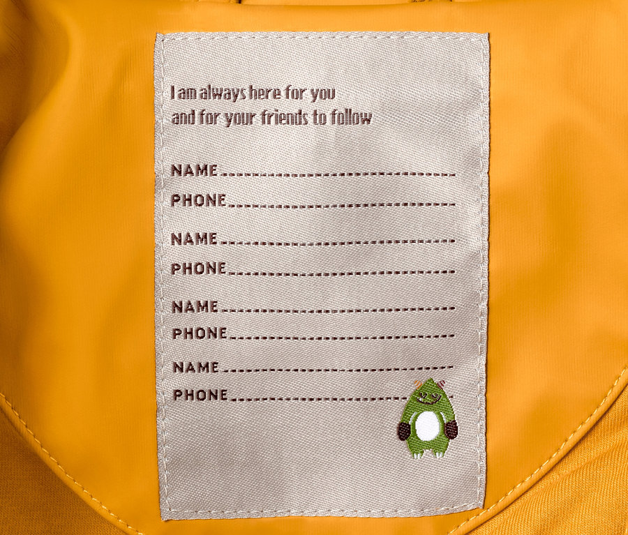 Egy sárga Kisgyerek esőoverál, sárga részlete, név és telefonszám számára belső címkével.