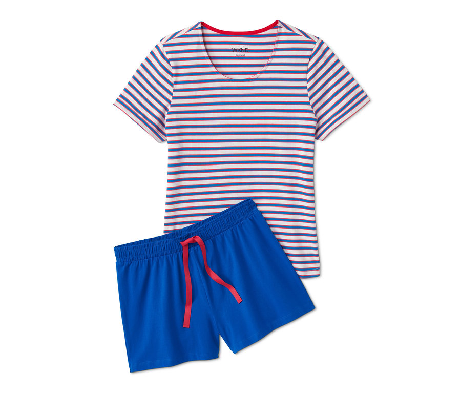Egy rövid pizsama kék-fehér csíkos felsővel és kék rövidnadrággal.