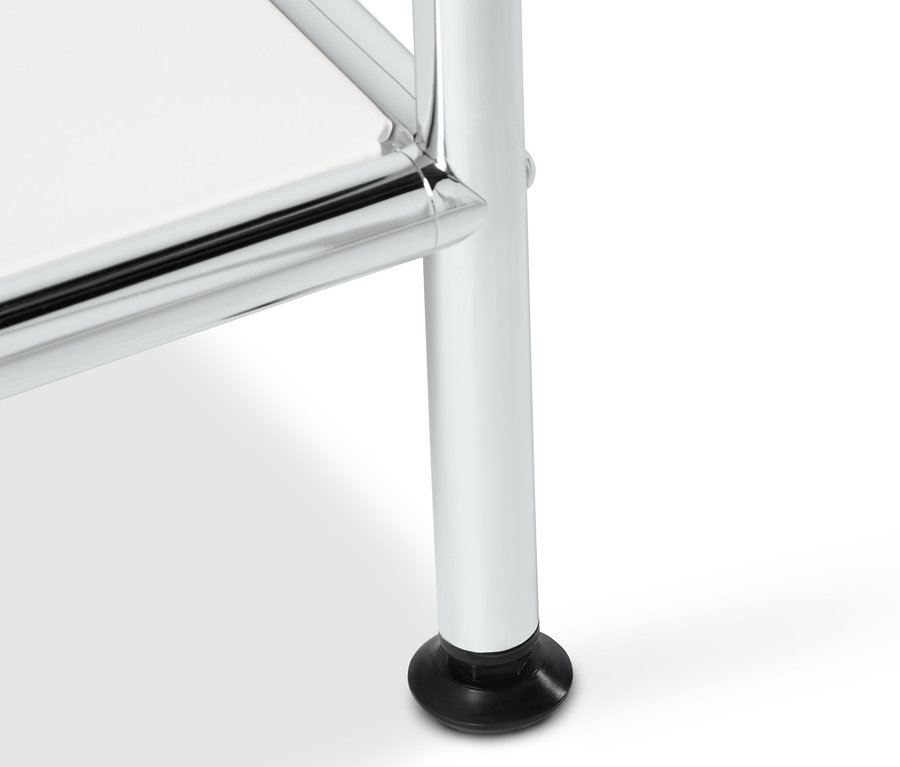 Egy fehér, 2 fiókos fém konzolasztal részlete króm lábakkal és fekete talppal.