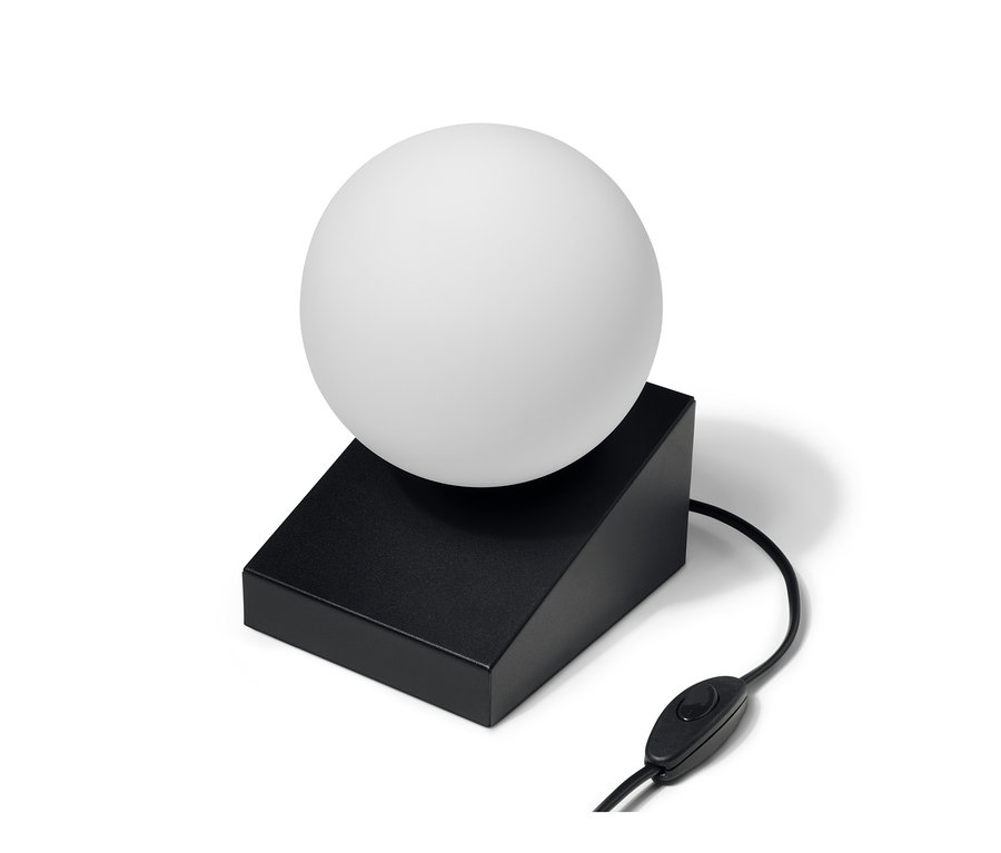 LED-es asztali lámpa, üveggömb fekete talppal és kapcsolóval a kábelen.