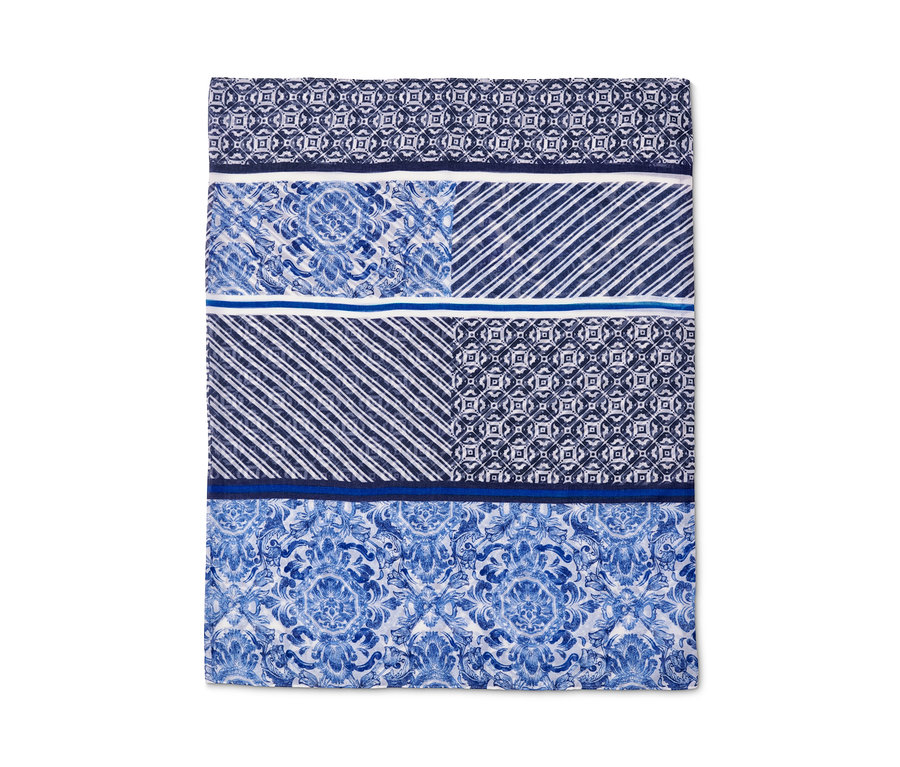 Kék-fehér mintás női csősál részlete.