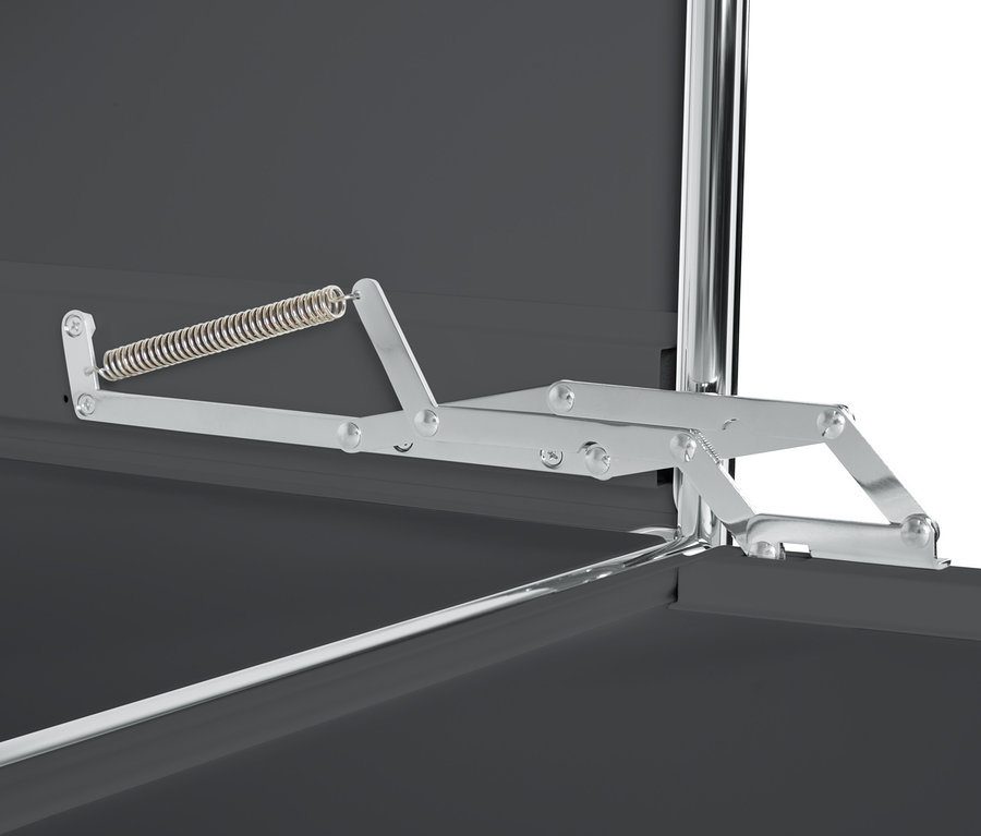 Egy szürke, magas fémpolc (CN3) részlete, 4 ajtóval és nyitószerkezettel.