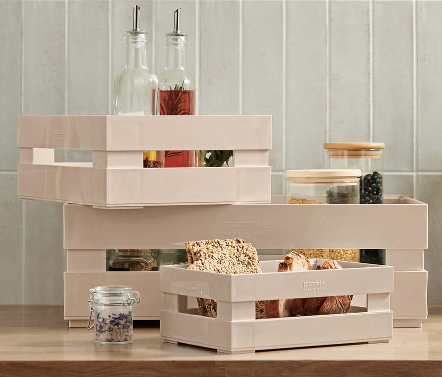 Három tárolódoboz egymásra rakva egy konyhapulton.