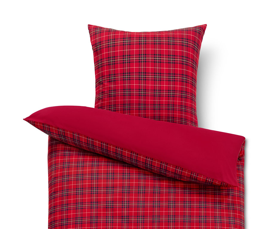 Piros kockás mikroszálas ágynemű, normál méret, fehér háttéren.