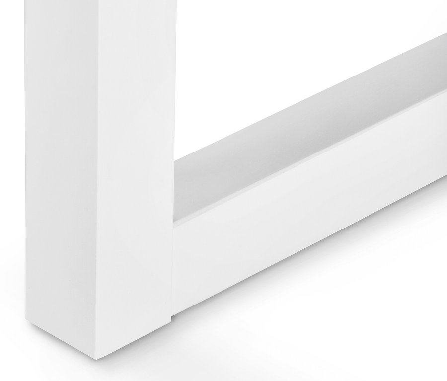 Egy fehér, oldalsó peremmel ellátott írókomód részlete.