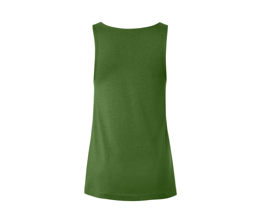 Hátulnézet egy zöld, gomboláspántos felsőről.