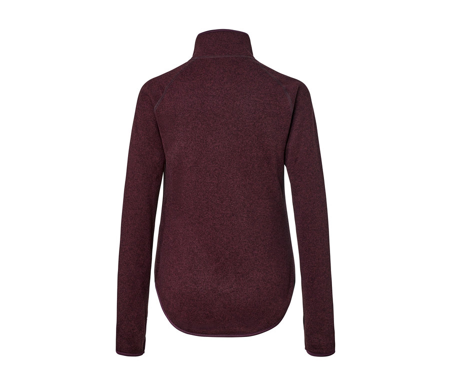 Egy bordó kötött polárfelső részletes hátsó nézete.