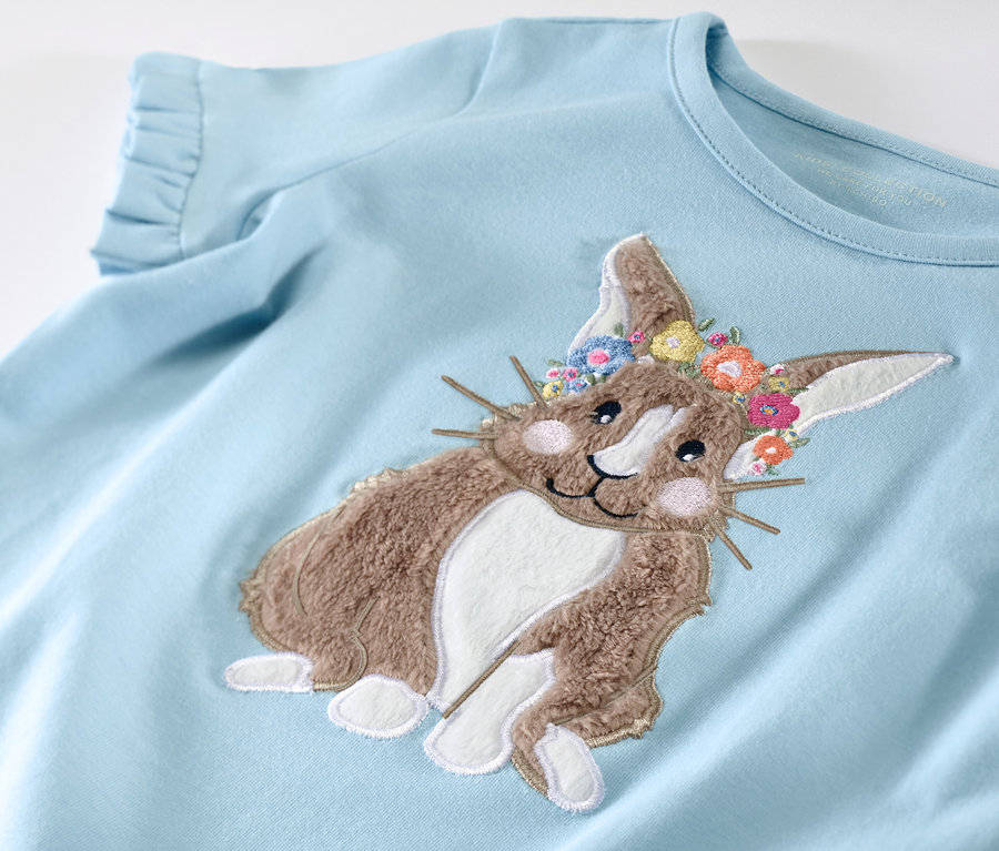 Világoskék kislány póló nyuszi és virágos applikációval.