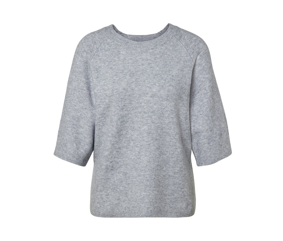 Szürke, kötött, rövid ujjú pulóver.