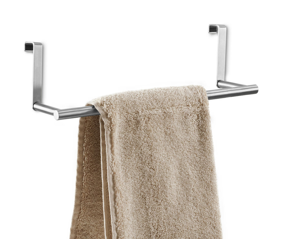 Törölköző lóg egy ajtóra akasztható törölközőtartón.