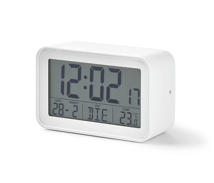 Egy fehér digitális LCD ébresztőóra 12:02-t mutat, a dátum 28-2, a hőmérséklet pedig 23 Celsius-fok.