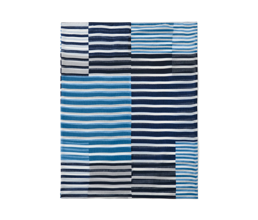 Csíkos csősál kék, szürke és fehér csíkokkal.