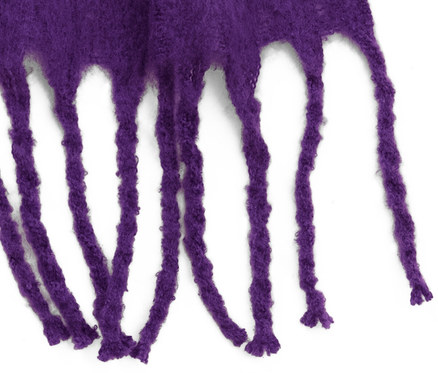 Egy lila, szőtt sál részlete rojtokkal.