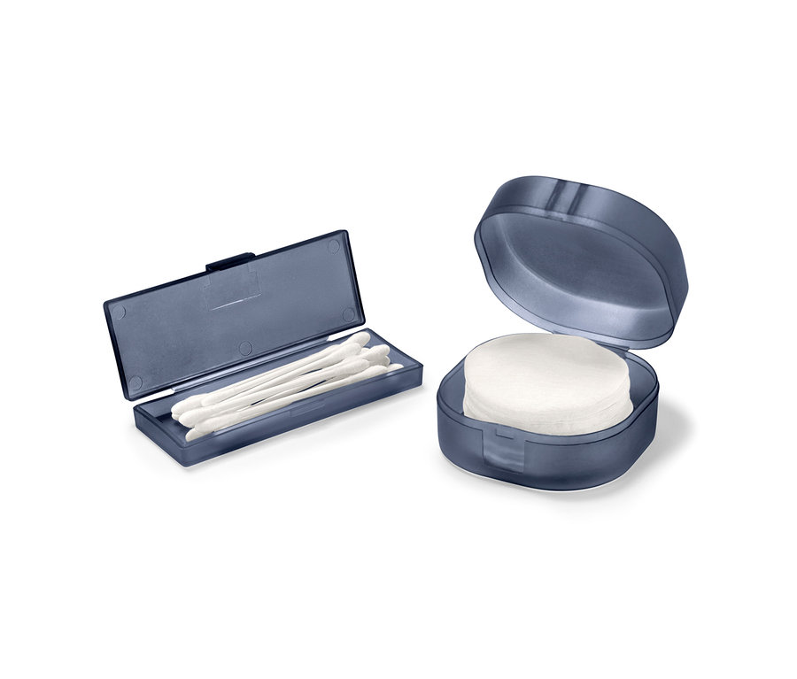 Tárolókészlet: nyitott kék tartály fültisztító pálcikákkal és nyitott kék, kerek doboz vattakorongokkal.