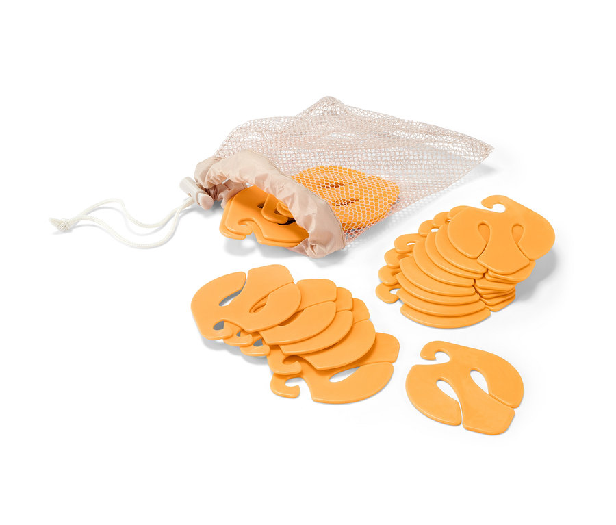 Narancssárga 20 zoknipárosító csipesz, részben hálós tasakban.