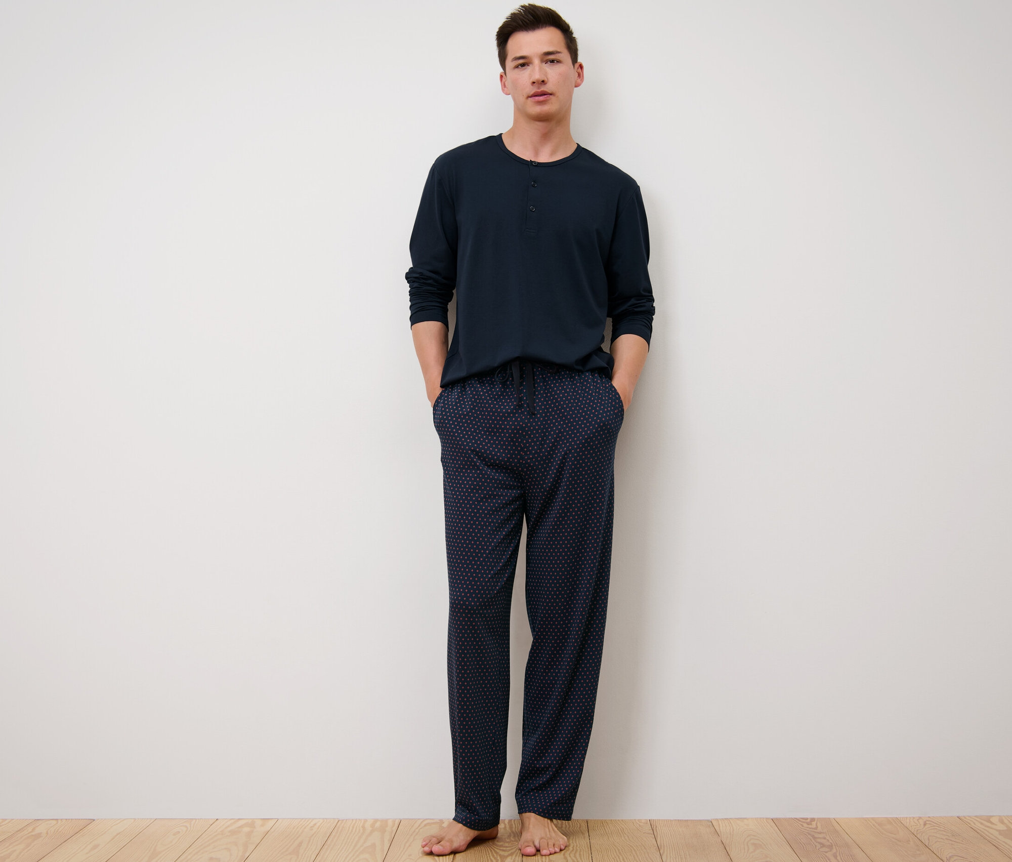 Férfi pizsamában, modállal.