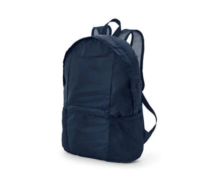 Egy sötétkék, összehajtható hátizsák.