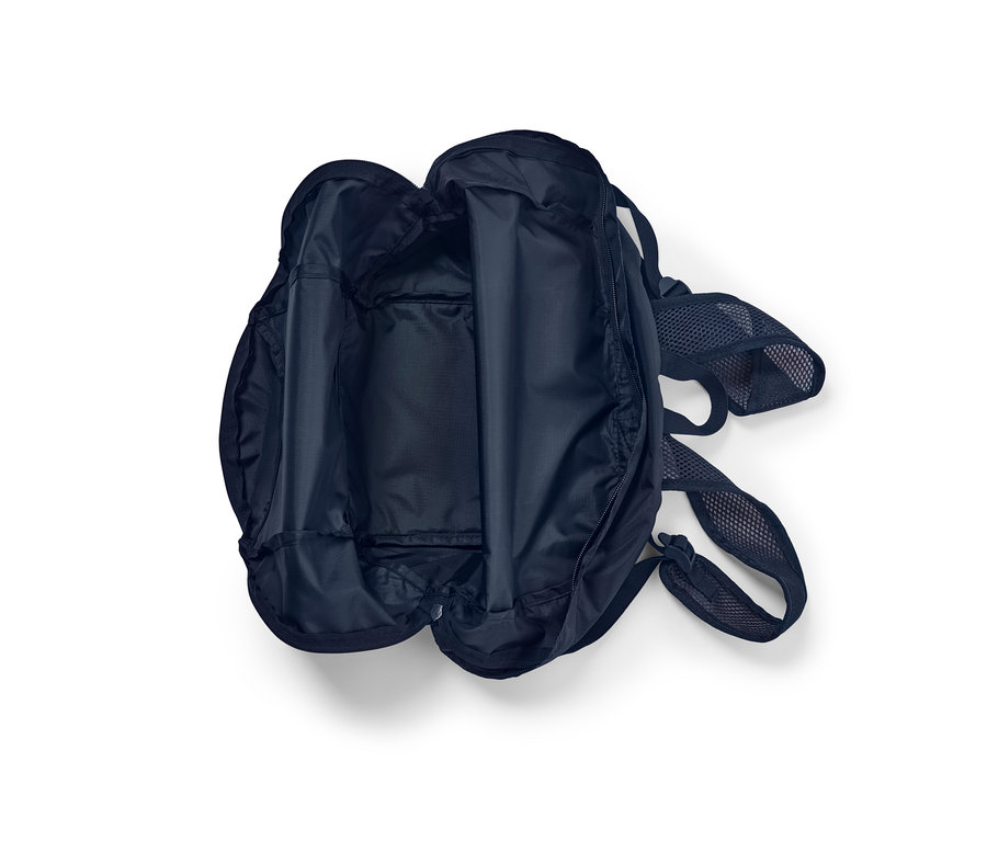 Egy kinyitott, összehajtható hátizsák.