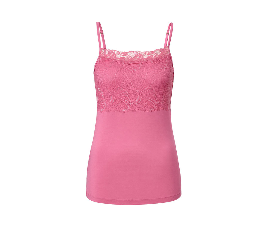 Rózsaszín modál trikó csipkével a mellkasán.