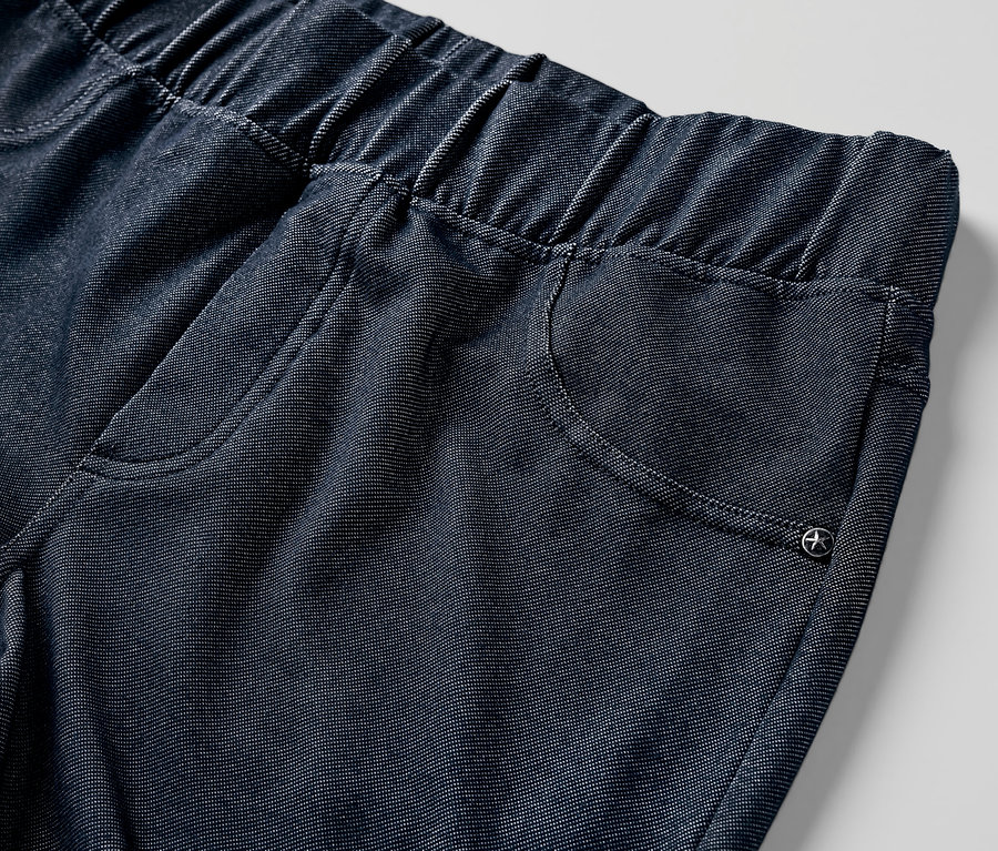 Egy farmer hatású leggings részlete rugalmas derékpánttal.