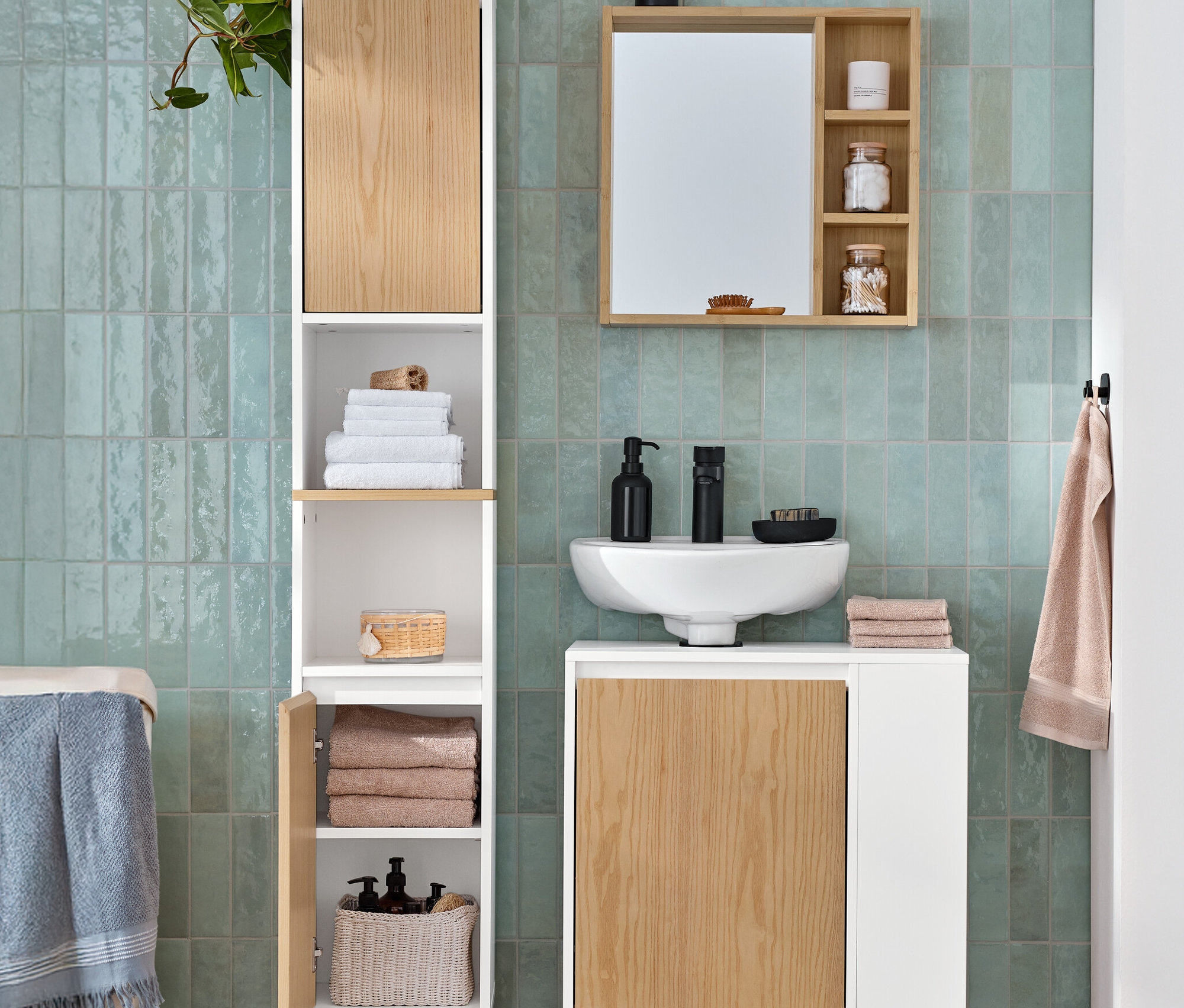 A fürdőszobában található egy fürdőszobai magasszekrény, 2 ajtós, fehér/fa, egy mosdó alatti szekrény, 1 ajtós, fehér/fa és egy fürdőszobai tükör polcokkal.