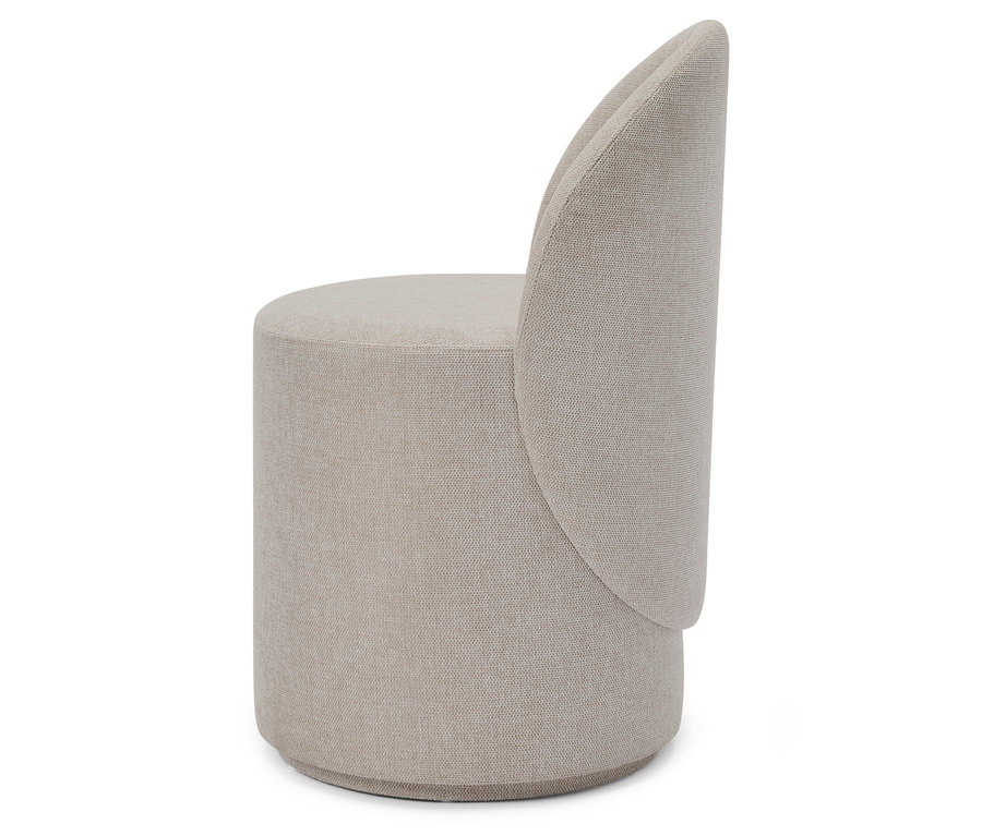 Egy bézs szövet szék kerek ülőfelülettel és ívelt háttámlával.