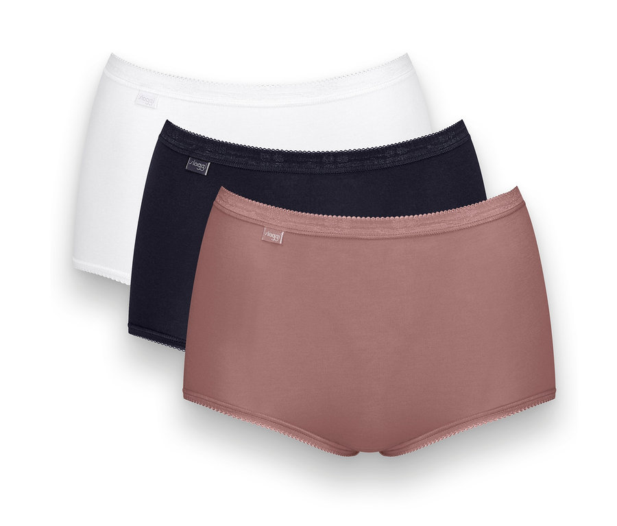 Három különböző színű Sloggi Basic+ Maxi C3P alsó: fehér, sötétkék és kakaó.