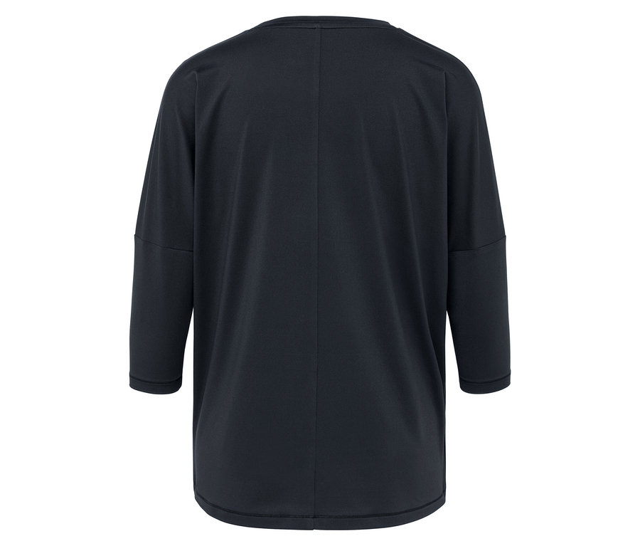 Egy sötétkék, háromnegyedes ujjú póló hátulnézetének részlete.