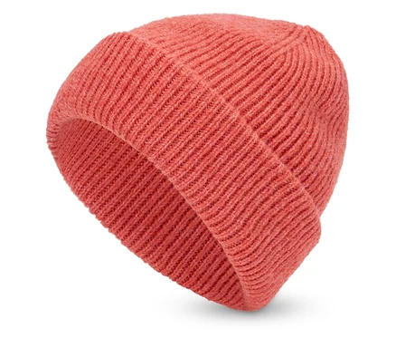 Korallpiros kötött sapka fehér háttérrel.