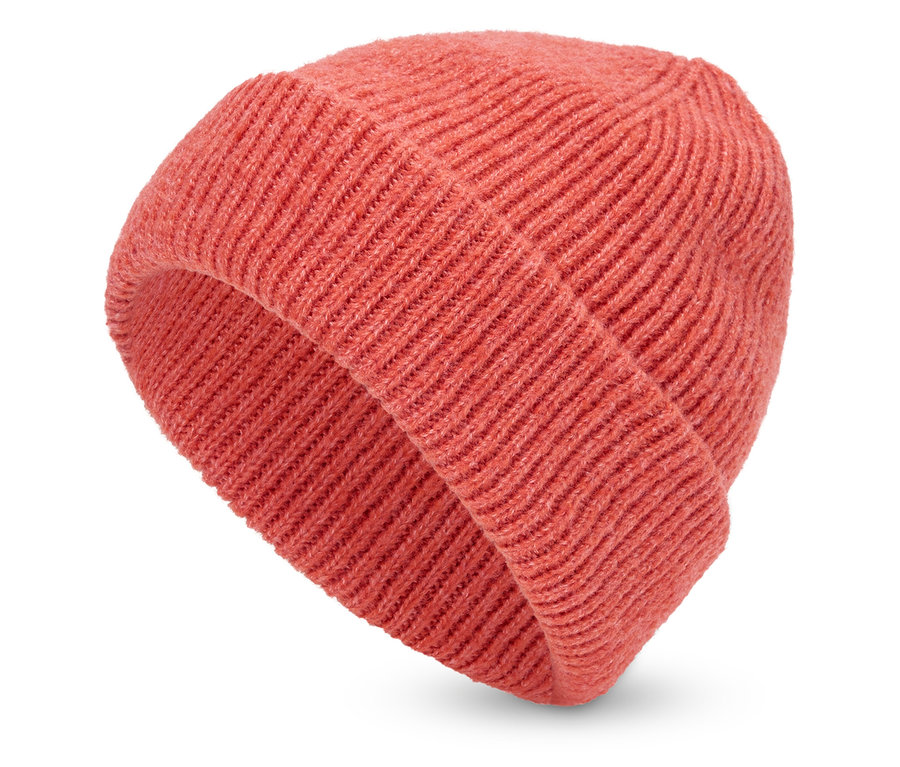 Korallpiros kötött sapka fehér háttérrel.
