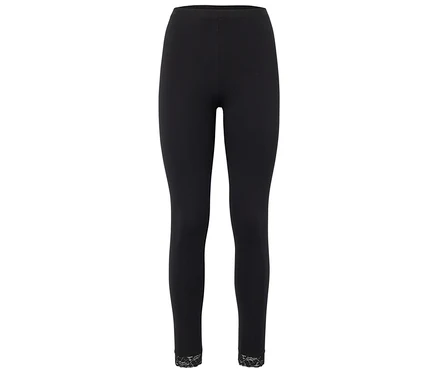 Fekete leggings, csipkés szegéllyel a szárvégeken.