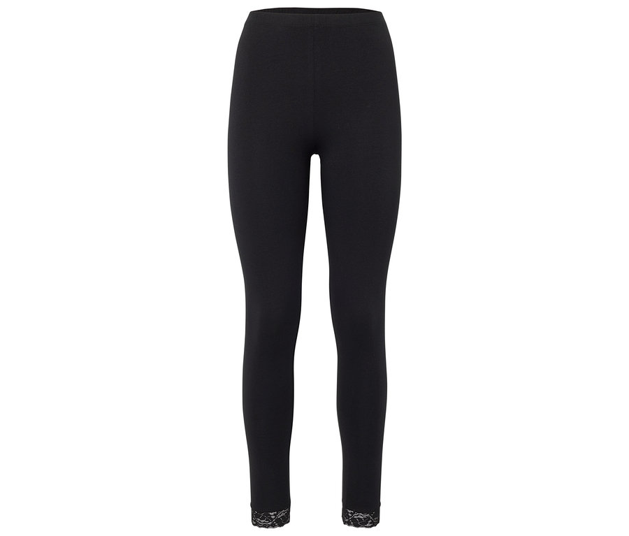 Fekete leggings, csipkés szegéllyel a szárvégeken.