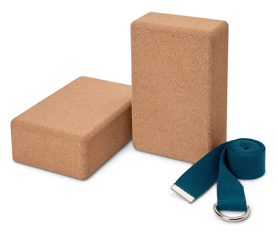 Két parafa jógatégla és egy kék jógaöv.