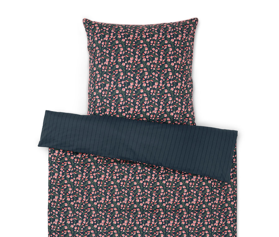 Virágmintás ágynemű és egyszínű párnahuzat.