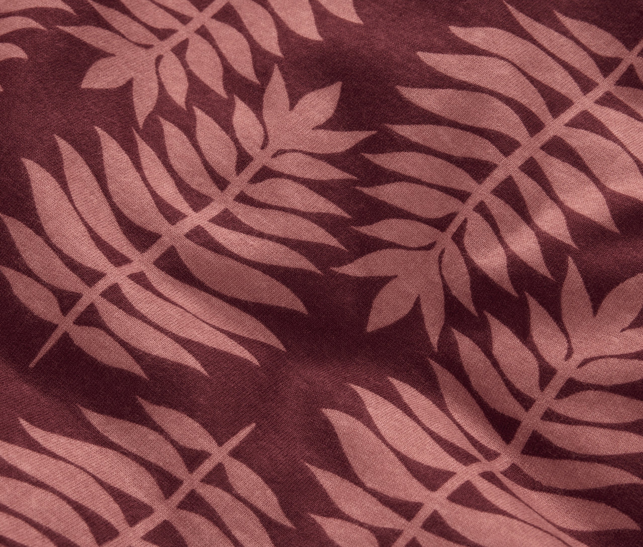 Közeli kép egy normál méretű, barna növényi mintás téli jersey ágyneműről.