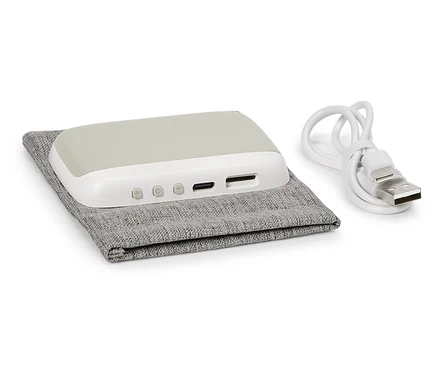 Szürke és fehér médialejátszó egy szürke szövet tokon fekszik egy fehér USB-kábel mellett.