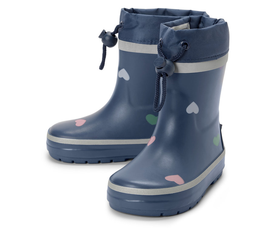 Két kék gyermek gumicsizma szív motívumokkal.