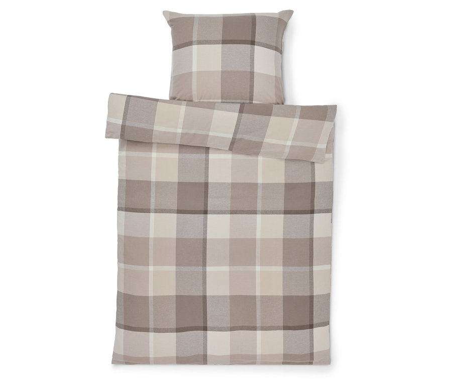 Ágynemű és párna kockás mintával, bézs színben.