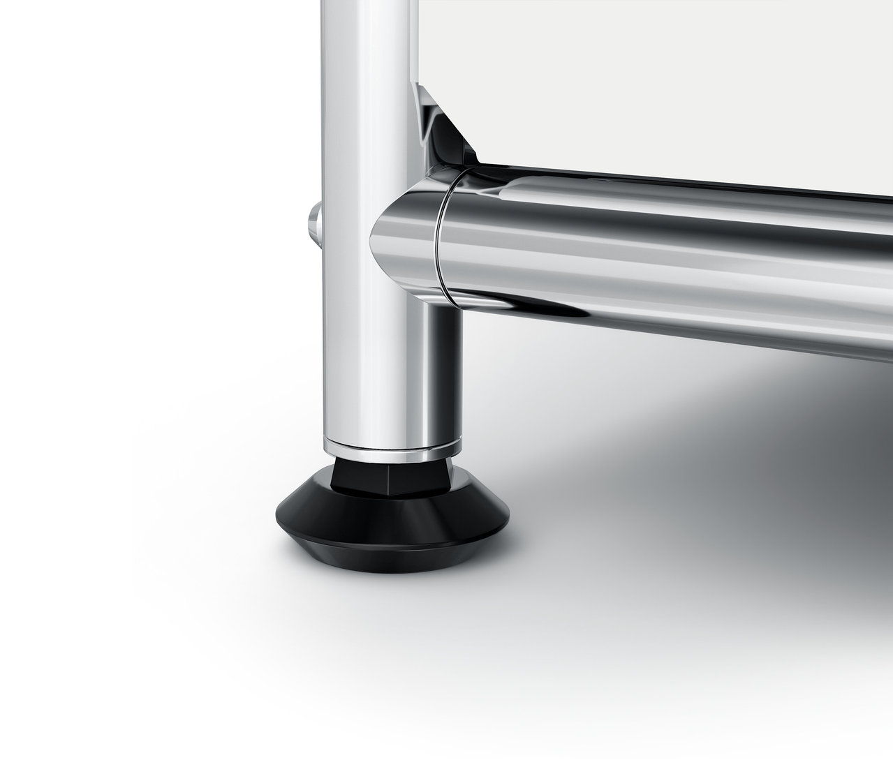 Egy krómozott bútaláb részlete fekete talppal.