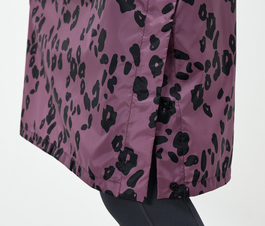 Lila dzseki fekete állatmintával és gombokkal az oldalán.